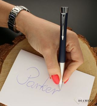 Długopis Parker Urban Classic Night Sky Blue CT S0767060 DŁUGOPIS S0767060. Elegancki i nowoczesny długopis Parker S0767060 to propozycja skierowana dla osób ceniących klasykę i elegancję ale w nowoczesnym wydaniu (2).jpg